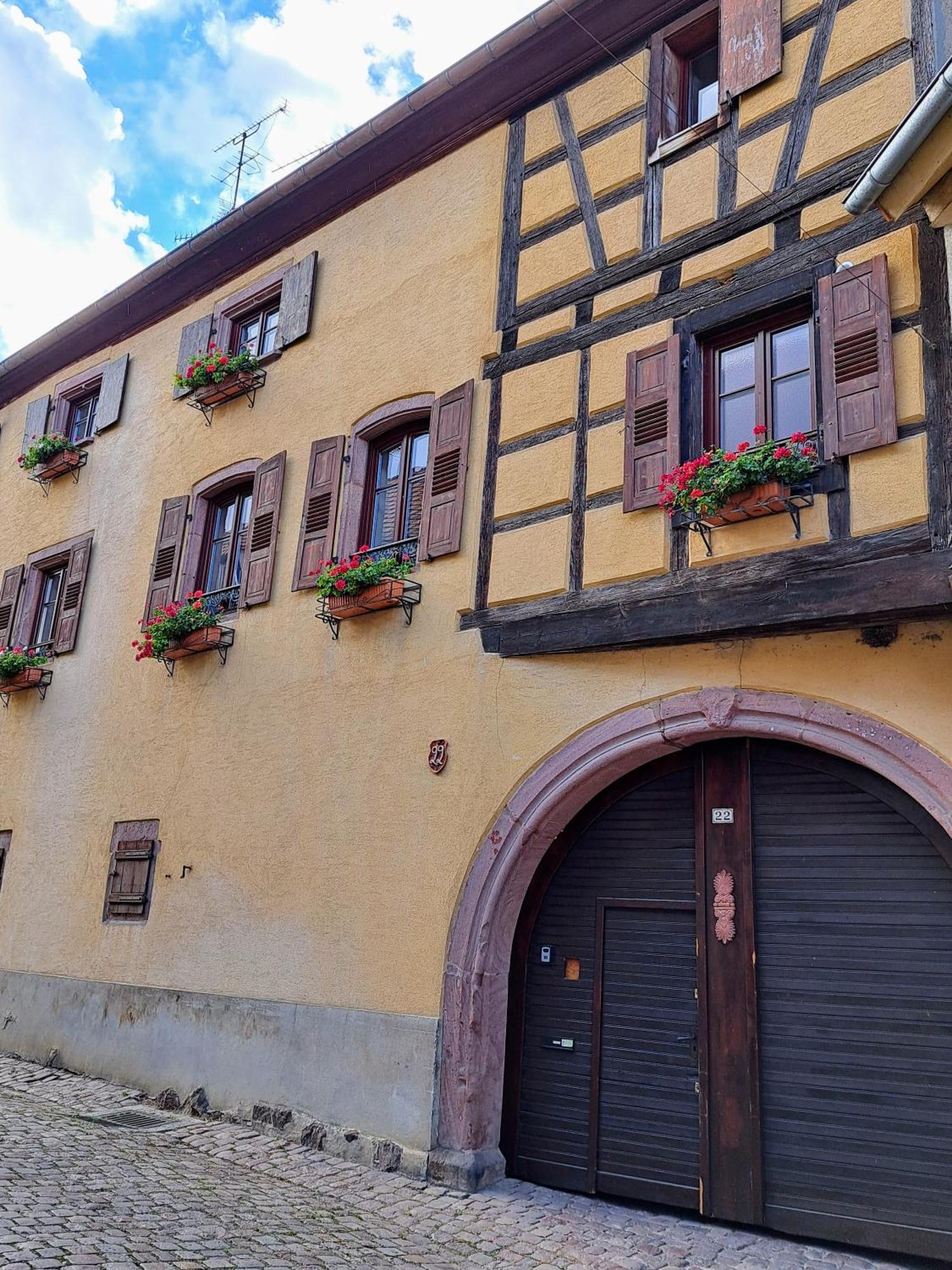 Grand Gite Dans Maison Alsacienne Historique Gueberschwihr Exterior foto
