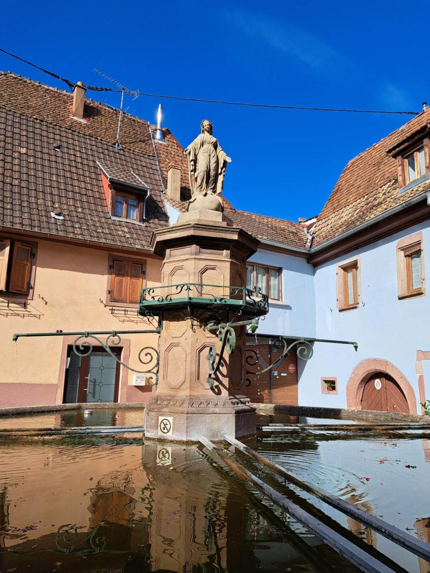 Grand Gite Dans Maison Alsacienne Historique Gueberschwihr Exterior foto