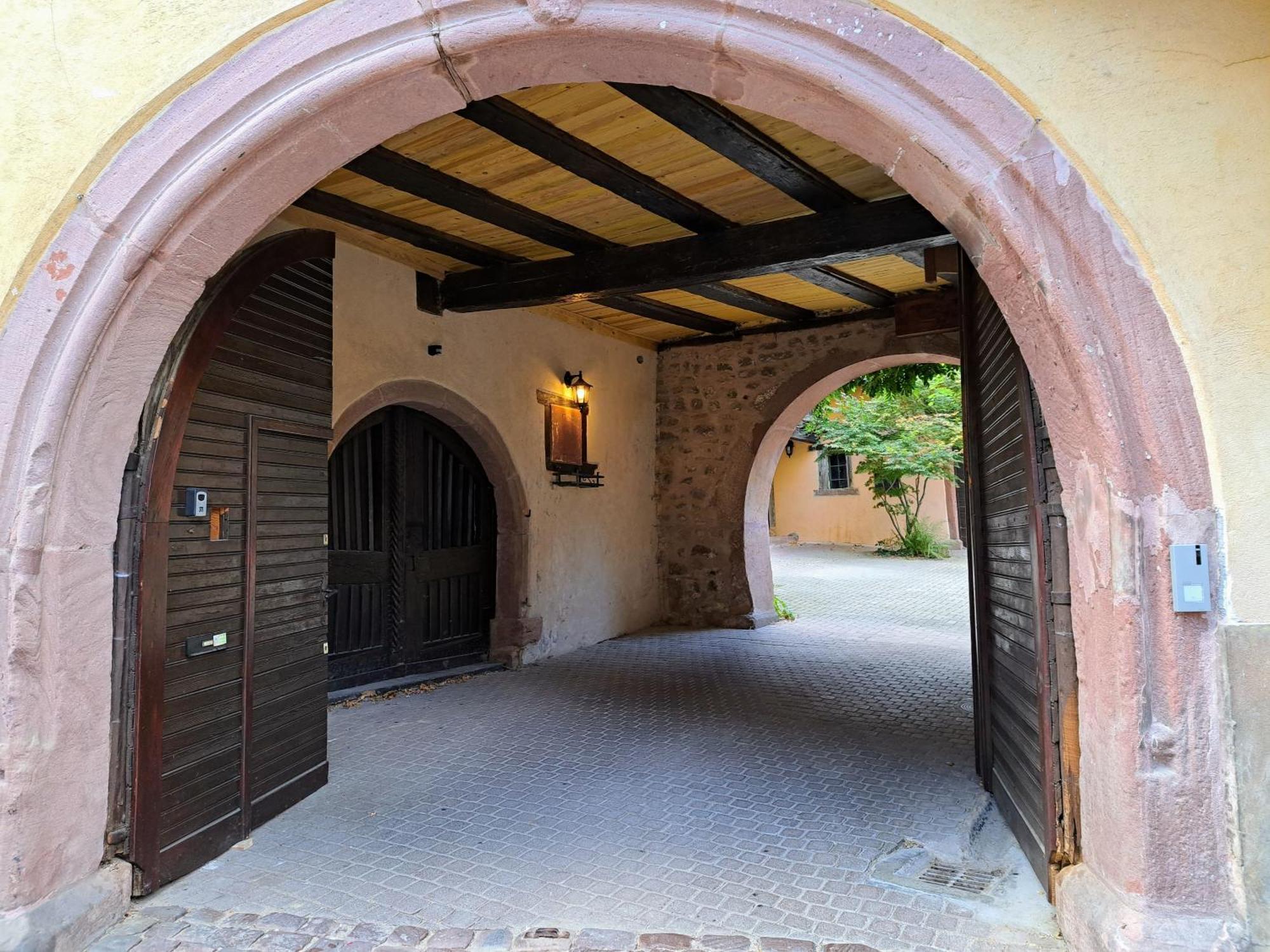 Grand Gite Dans Maison Alsacienne Historique Gueberschwihr Exterior foto
